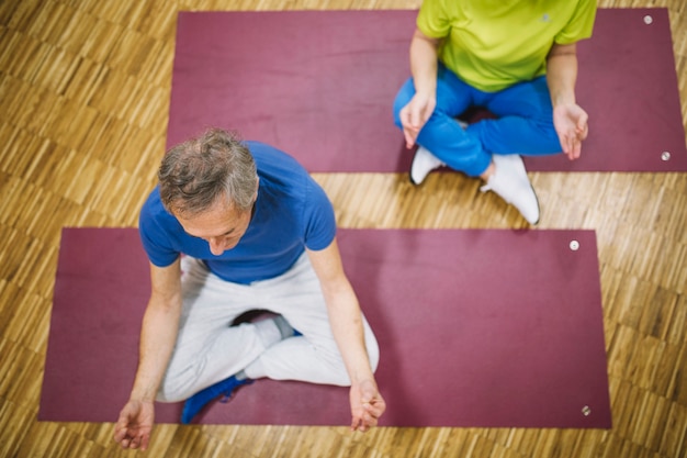 Top view of grandparents doing yoga Free Photo