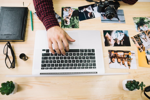 Top view photographer using laptop Free Photo