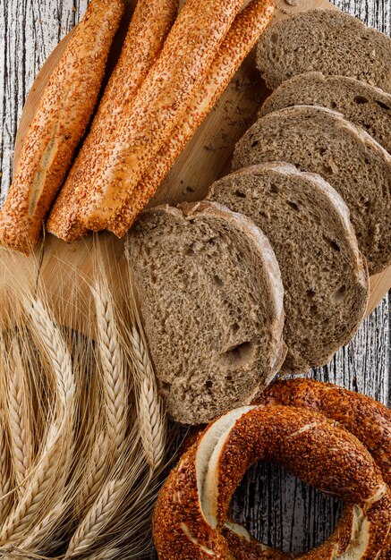 Top view sliced bread with turkish bagel, barley on wooden surface. vertical | Free Photo