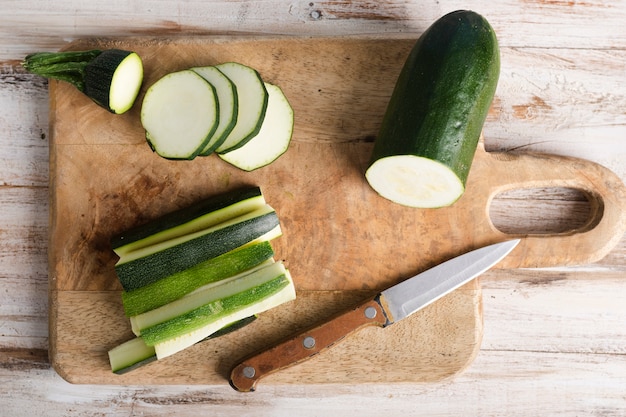 Top view sliced zucchini and a little knife Free Photo