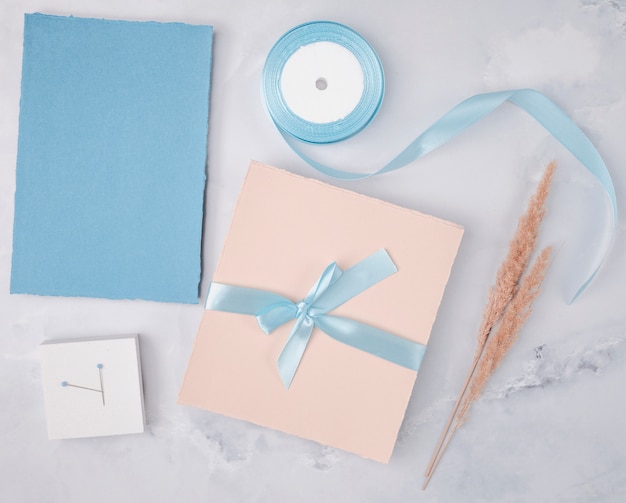 Top view wedding composition with minimalist invitations mock-up Free Photo