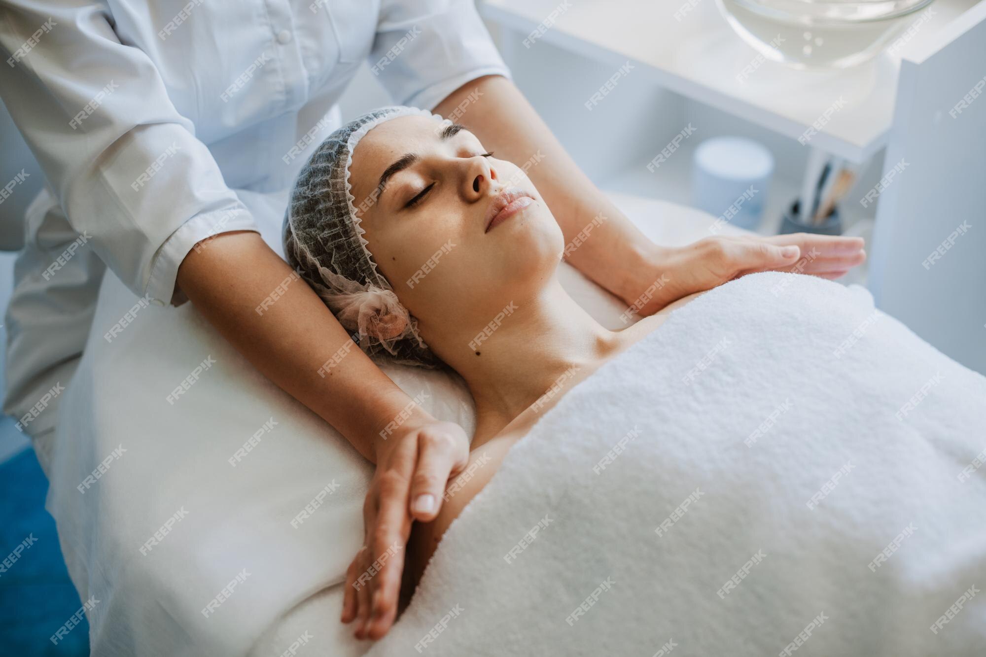 Premium Photo Top View Of A Woman Receiving Shoulders Massage At Spa 