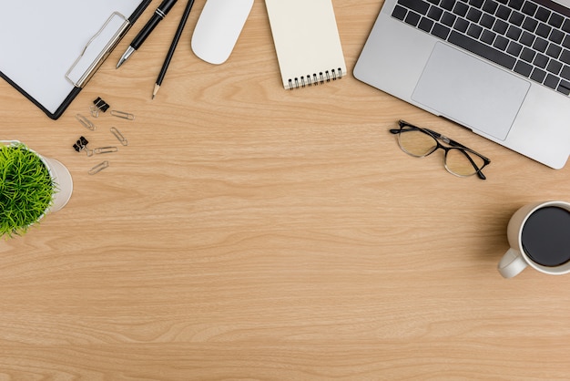 Top view wood office desk table. flat lay workspace | Premium Photo