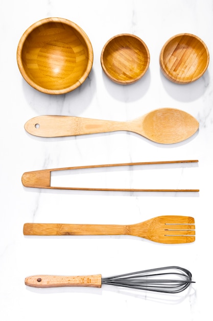 free-photo-top-view-wooden-kitchenware-set