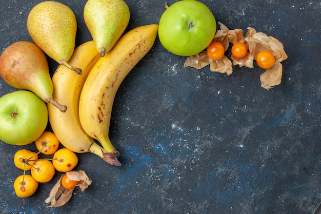 上面図黄色いバナナのペアと新鮮な青リンゴ梨ダークブルーのデスクフルーツベリー新鮮なビタミンスイート 無料の写真