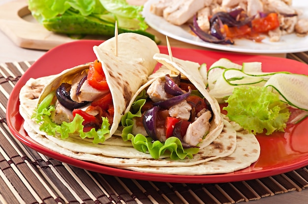 Tortilla with chicken and bell peppers Free Photo