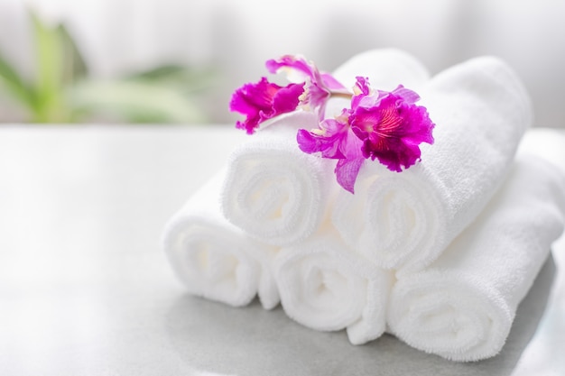 Towels on table with copy space blurred bathroom background. Premium Photo