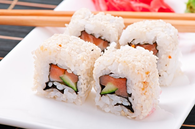 Traditional fresh japanese sushi rolls | Free Photo