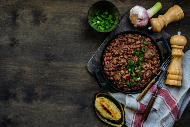 小豆とハーブで調理した伝統的なジョージアンロビオ料理 プレミアム写真