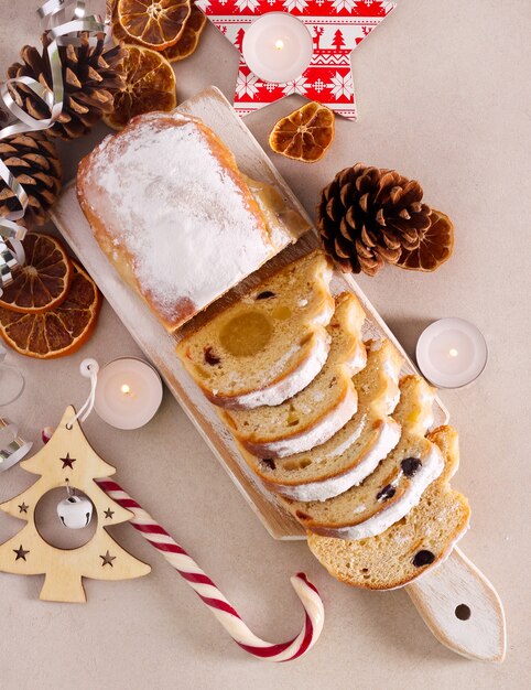 マジパンと伝統的なドイツのクリスマスケーキ シュトーレン プレミアム写真