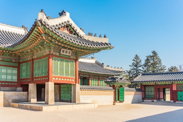 Premium Photo | Traditional korean architecture at gyeongbokgung palace ...