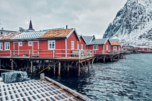 レーヌ ノルウェーの伝統的な赤いがり家 プレミアム写真