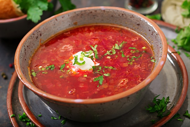 Traditional ukrainian russian borscht with beef on the bowl | Premium Photo