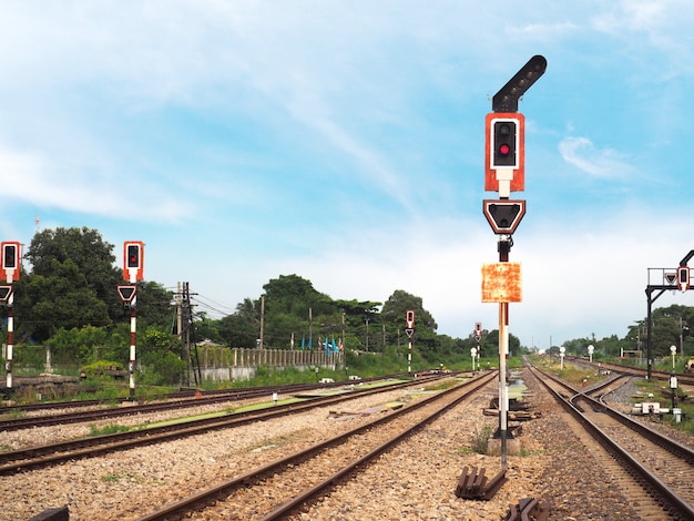 線路上の信号機 プレミアム写真