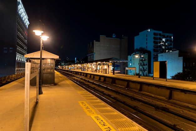 夜の街の鉄道駅 無料の写真