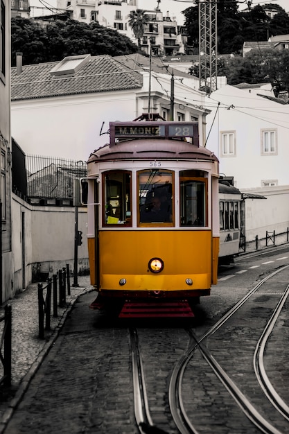 プレミアム写真 ポルトガルのリスボンの路面電車