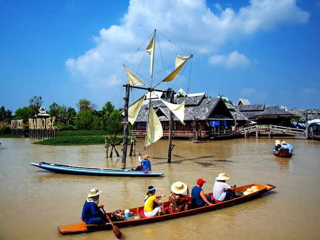 Travel And Shopping In Pattaya Floating Market Premium Photo