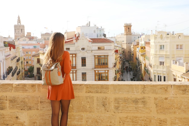 スペイン バレンシアの街並みを楽しむ旅行者女性 プレミアム写真