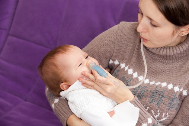 premium-photo-treatment-of-the-common-cold-in-baby