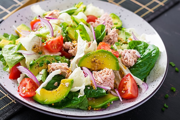 Tuna fish salad with lettuce, cherry tomatoes, avocado and red onions. healthy food. french cuisine. Free Photo