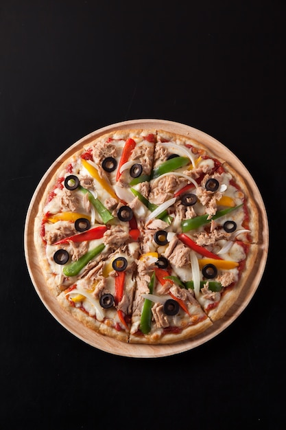 Premium Photo | Tuna pizza