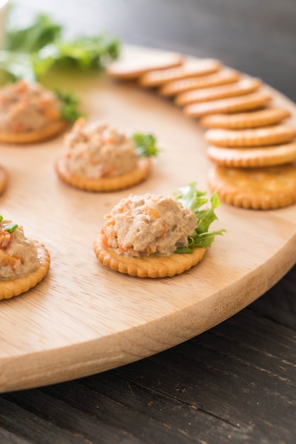 Free Photo | Tuna spread with cracker