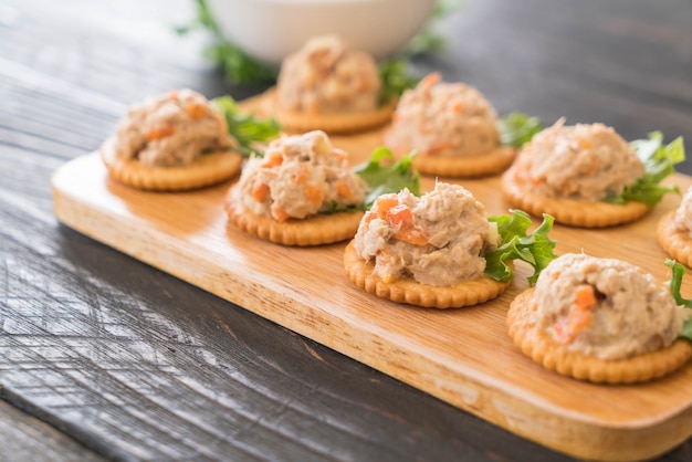 Free Photo | Tuna spread with cracker