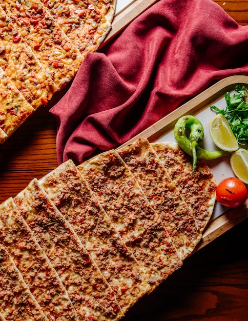 トルコのファーストフードlahmacunにレモンと野菜を添えて 無料の写真