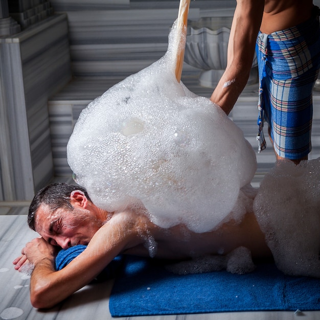 クライアントと泡と風呂に人間の手でトルコ式サウナ 無料の写真