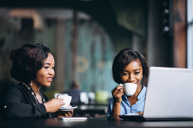 Two afro american business women in a cafe | Premium Photo