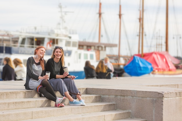 Две красивые нордические девушки наслаждаются жизнью в гавани ос