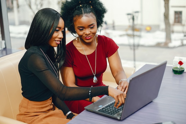 Two business woman in a cafe | Free Photo