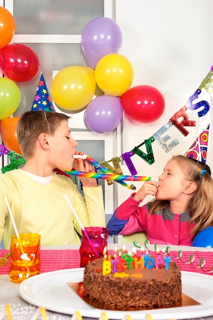 面白い誕生日パーティーで2人の子供 無料の写真