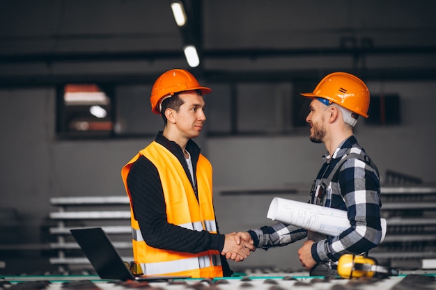 Two colleagues at a factory Free Photo