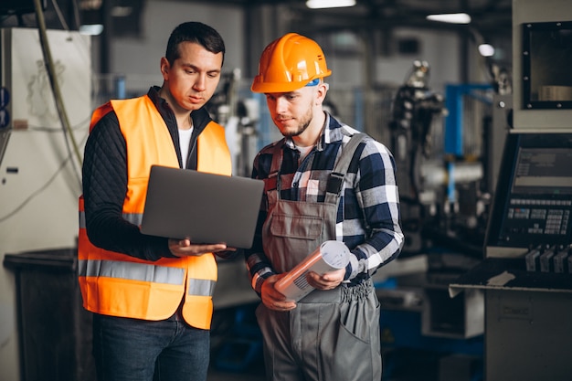 Two colleagues at a factory Free Photo