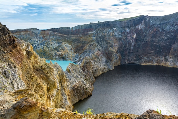 Kelimuto火山の2つの異なる色のクレーター湖