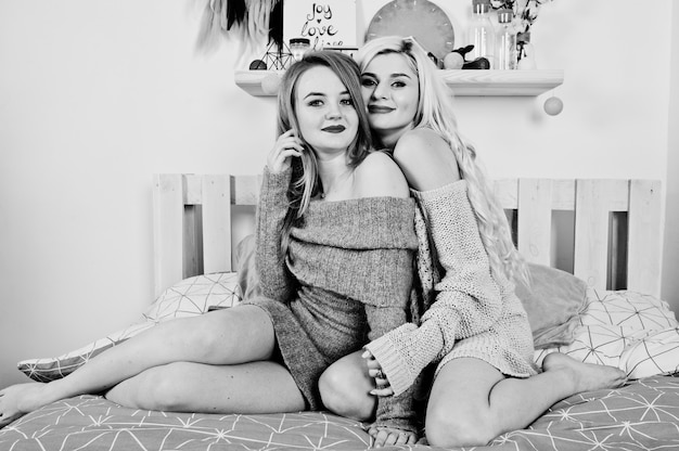 Девушки Блондинки В Кровати Фото