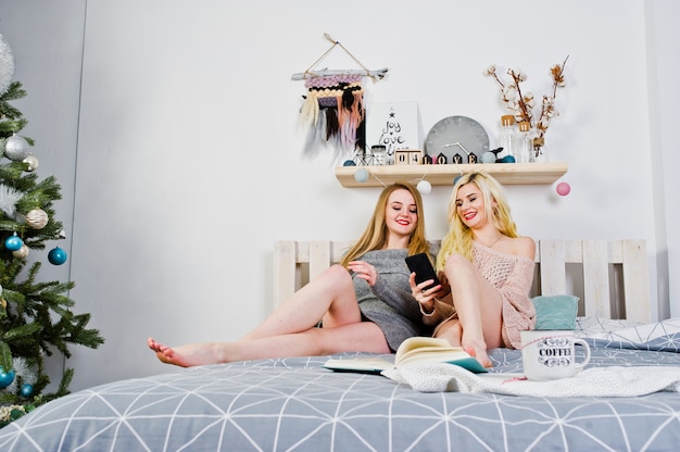 Девушки Блондинки В Кровати Фото