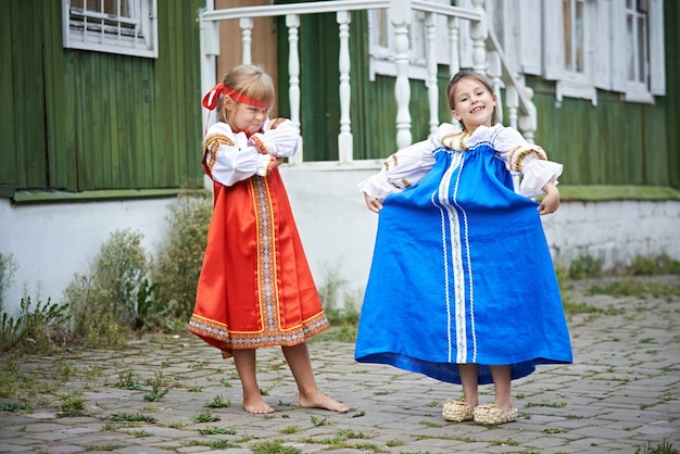 ロシアの村の民族衣装の2人の女の子 プレミアム写真