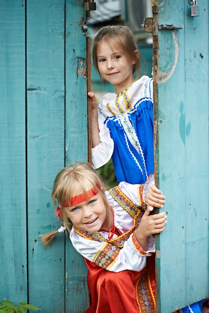 ロシアの民族衣装の2人の女の子 プレミアム写真