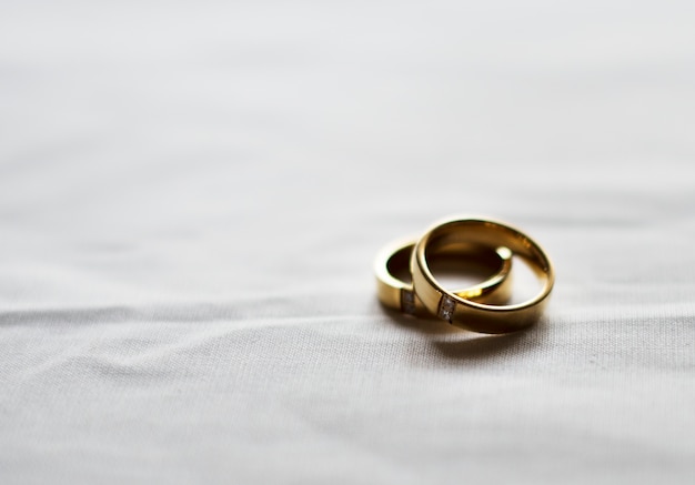 Two gold  wedding  ring  on white  background  Photo Free 