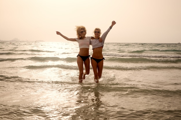 Две шикарные девки на пляже