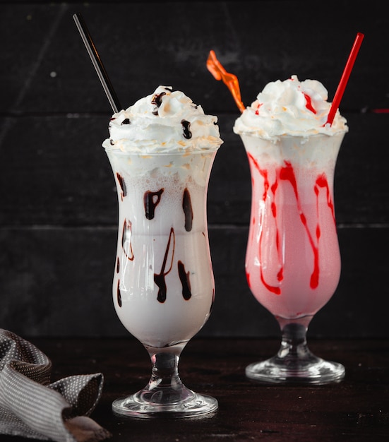 Two milkshakes with chocolate and strawberry | Free Photo