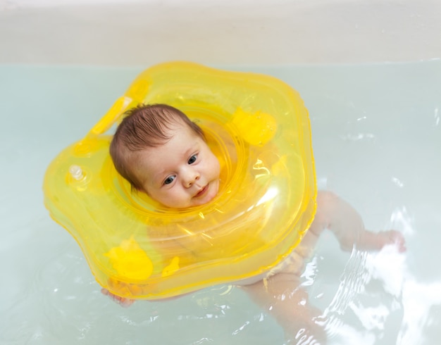 二ヶ月の赤ちゃんの女の子のお風呂 無料の写真