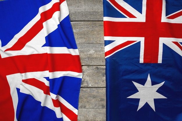 ユニオンジャックの旗と灰色の木製の背景の上面図にオーストラリアの旗 プレミアム写真