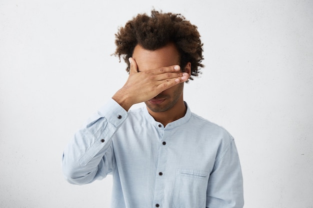 Facepalmジェスチャーを作る乱れた髪の認識できない無精ひげを生やしたアフリカ系アメリカ人の男 無料の写真 Facepalmジェスチャーを作る乱れた髪の認識できない無精ひげを生やしたアフリカ系アメリカ人の男 無料の写真