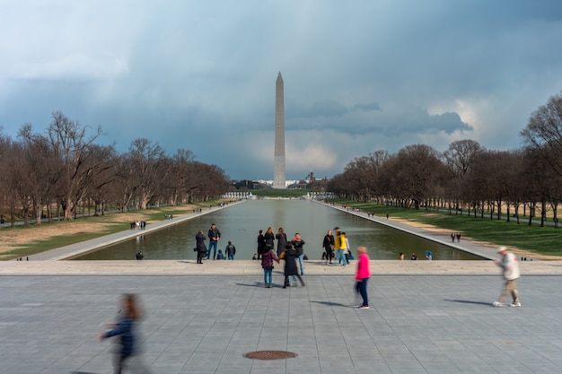 Neuznavaemye Razlichnye Turisty Poseshayut Memorial Avraama Linkolna Kotoryj Mozhet Uvidet Pamyatnik Vashingtonu Premium Foto