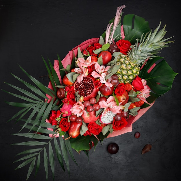 花と果物の花束の形で珍しい贈り物 上からの眺め プレミアム写真