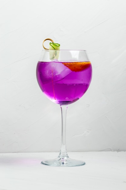 ワイングラスの珍しい紫アルコールカクテル プレミアム写真