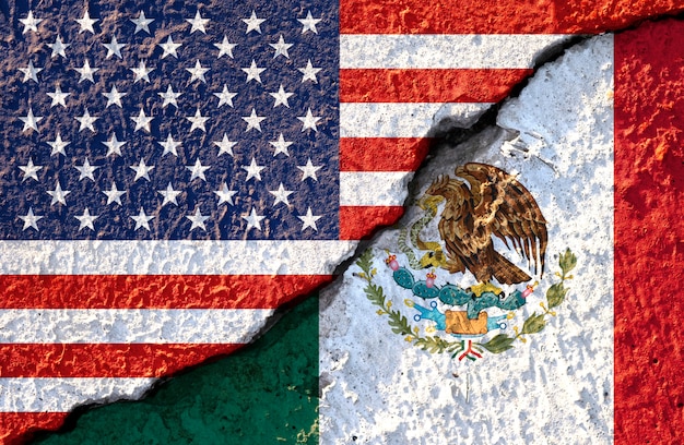 アメリカの国旗とひびの入った壁にメキシコの国旗 プレミアム写真